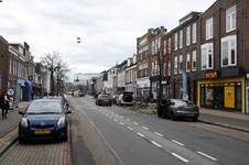 909665 Gezicht op de Amsterdamsestraatweg te Utrecht, met rechts de panden Amsterdamsestraatweg 92 -lager.